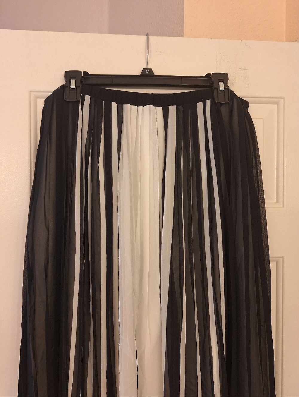 Eva Mendes Pleated Skirt - Picture 5 of 8